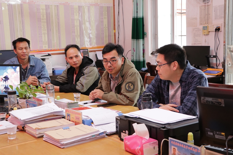 /QJ_827877448773.jpg 乐鱼(中国)房地产公司的新任第一书记黄冠华(右二)在竹莲村村委交接仪式上进行工作表态.JPG