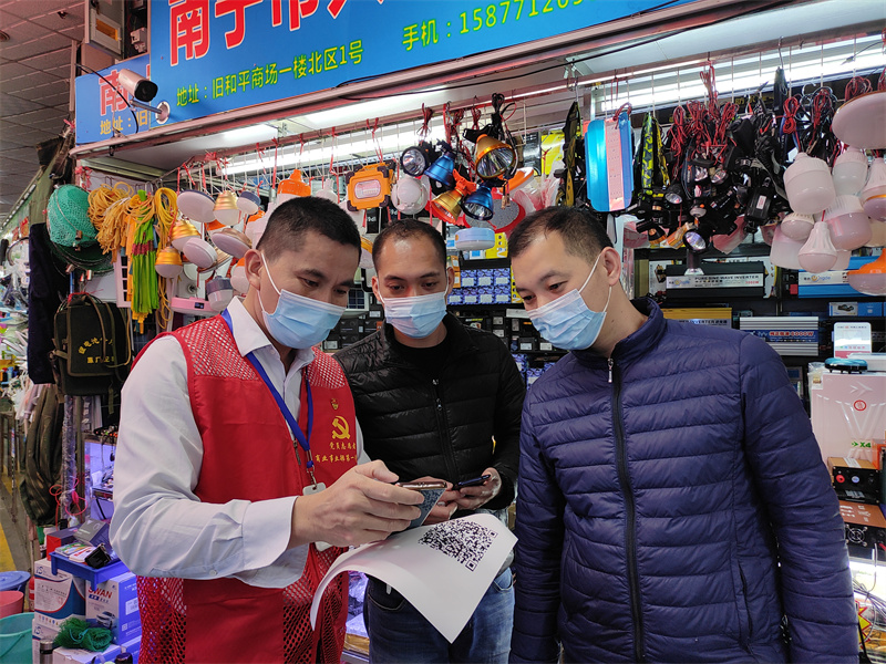 /QJ_938345894106.jpg 党员志愿者指导市民下载反诈APP(拍摄:何军).jpg