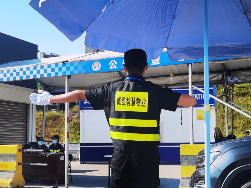 /QJ_166533193238.jpg 环邕公安检查站通过放行指挥工作.jpg