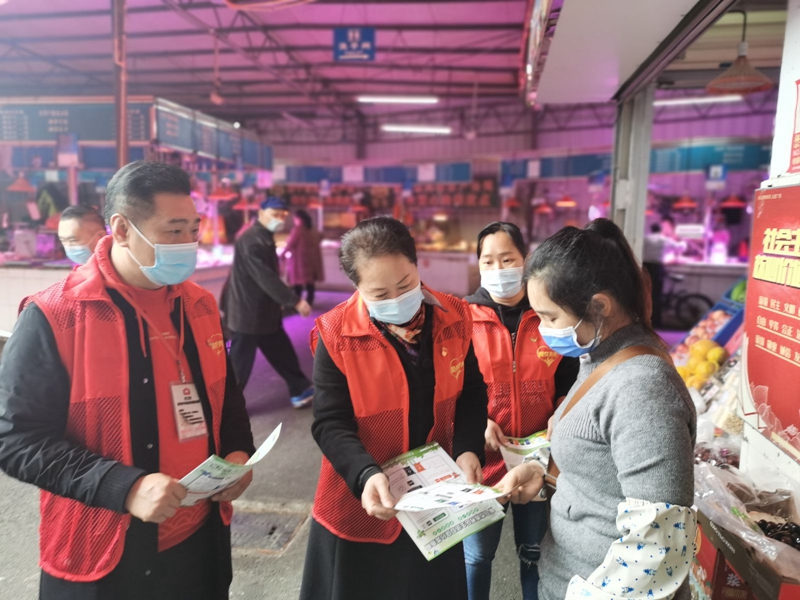 /QJ_028707902484.jpg 开展垃圾分类宣传活动(拍摄:蒋亮).jpg