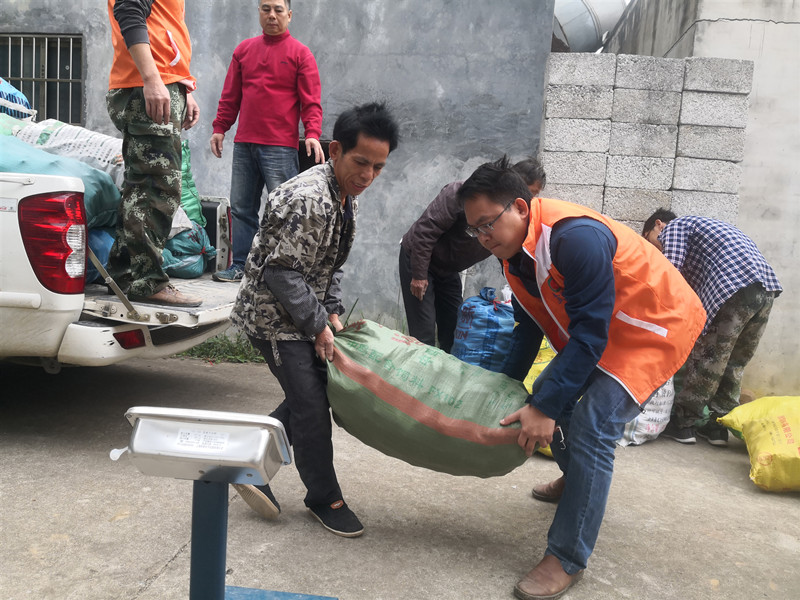 /QJ_542214030495.jpg 组织村干部及驻村队员协助村民销售农产品_副本.jpg