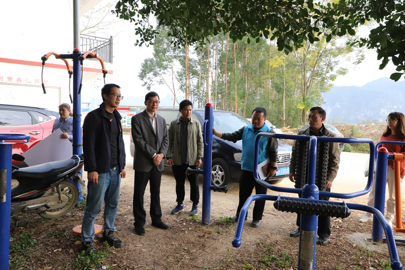 /QJ_954085560035.jpg 调研村委党群文化长廊建设(拍摄:柒红).JPG