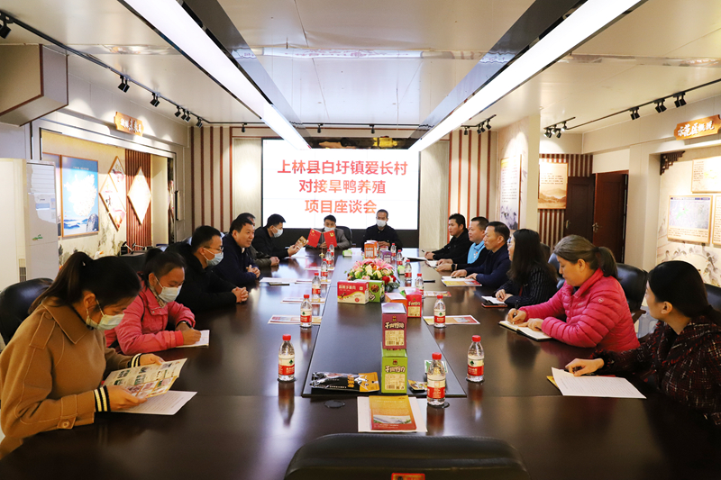 /QJ_035277396468.jpg 召开座谈会(拍摄:焦洋).JPG