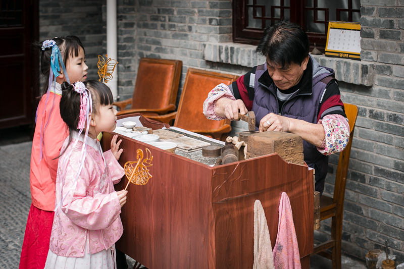 /QJ_633823548515.jpg 感受手工艺人的打金技艺.jpg