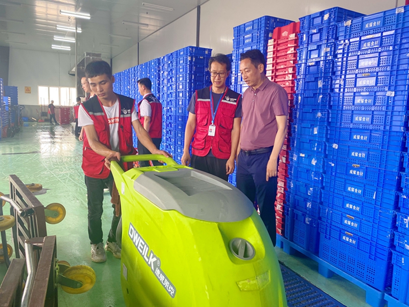 /QJ_077998458709.jpg 3.工作人员在用扫地机清洗地板.jpg