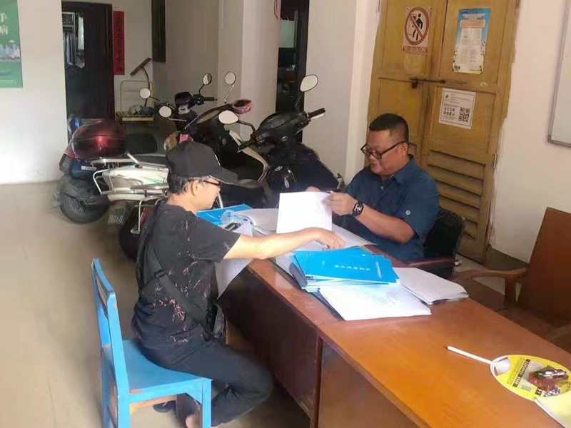 /QJ_864109667177.jpg 公司资产专管员主动上门为租户办理合同签约事宜.jpg