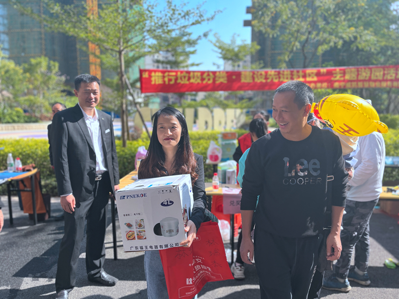 /QJ_834242815954.jpg 居民们通过参与游戏获得礼品.JPG