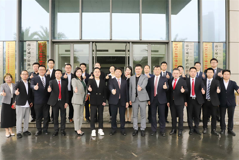 /QJ_877758914732.jpg 仪式后合影(拍摄:焦洋).jpg