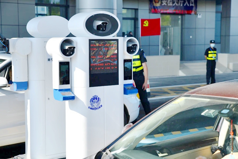 /QJ_123689348788.jpg 人脸识别机器对乘车人员进行检查(图源:南宁公安微信公众号).jpg