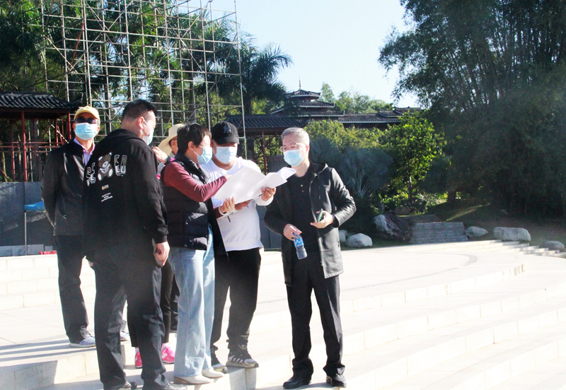 /QJ_935774093888.jpg 南宁大地飞歌集团董事长刘巧瑛现场检查晚会筹备工作.jpg