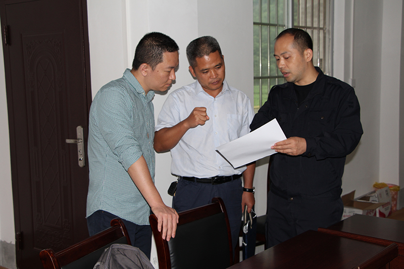 /QJ_600577829434.jpg 研究脱贫工作.JPG