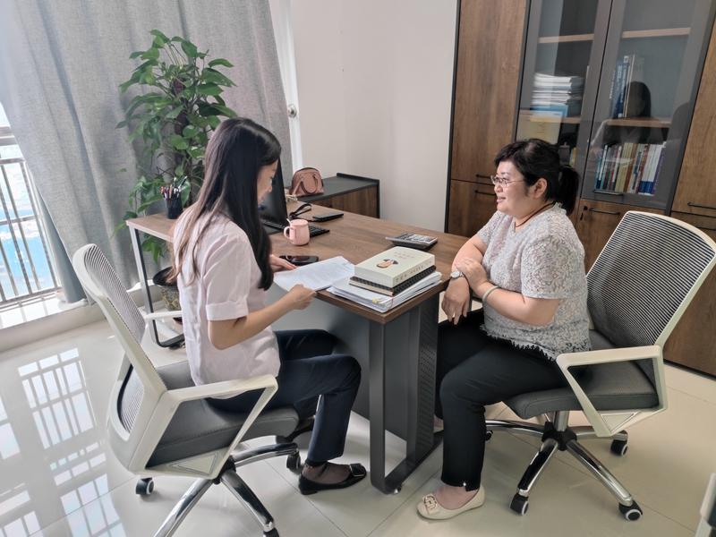 /QJ_207981654718.jpg 吴春萍和银行的工作人员对接工作.jpg