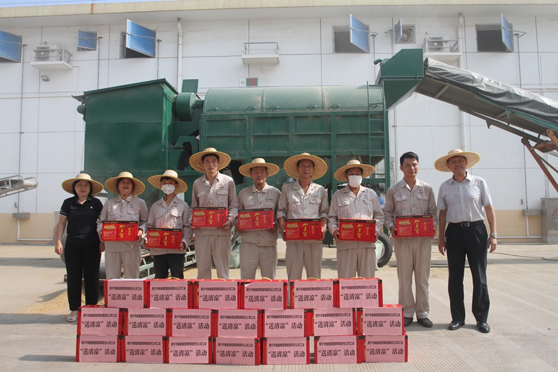 /QJ_812540498066.jpg 五象粮库慰问合影(摄影:卢志林).jpg