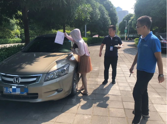 /QJ_127719725932.png 物业部对乱停放车辆车主进行劝导.png