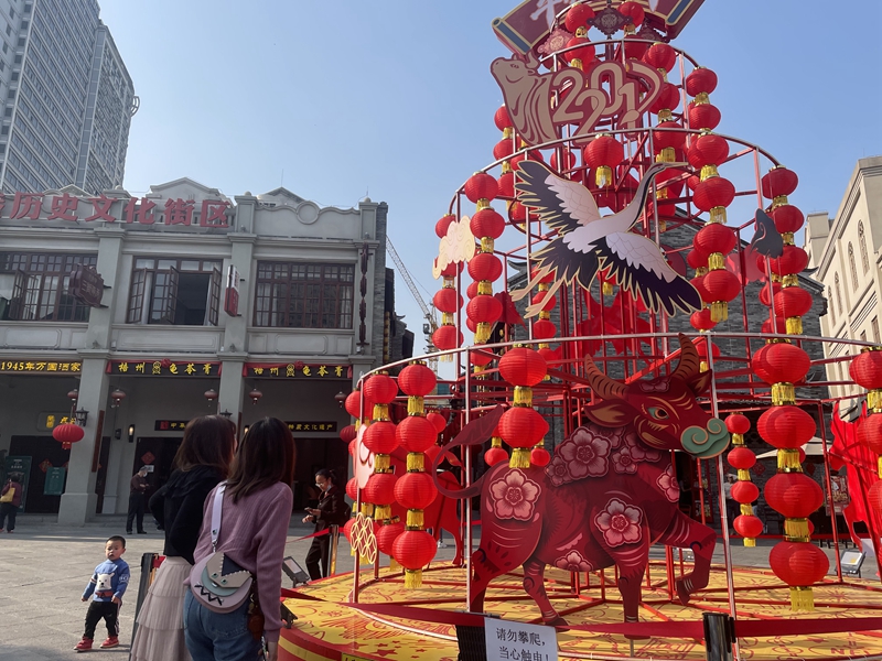 /QJ_415622189044.jpg 特色美陈成为网红“打卡地”.jpg