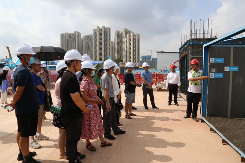 /QJ_604991666037.jpg 业主代表在工地现场聆听施工工艺等讲解.JPG