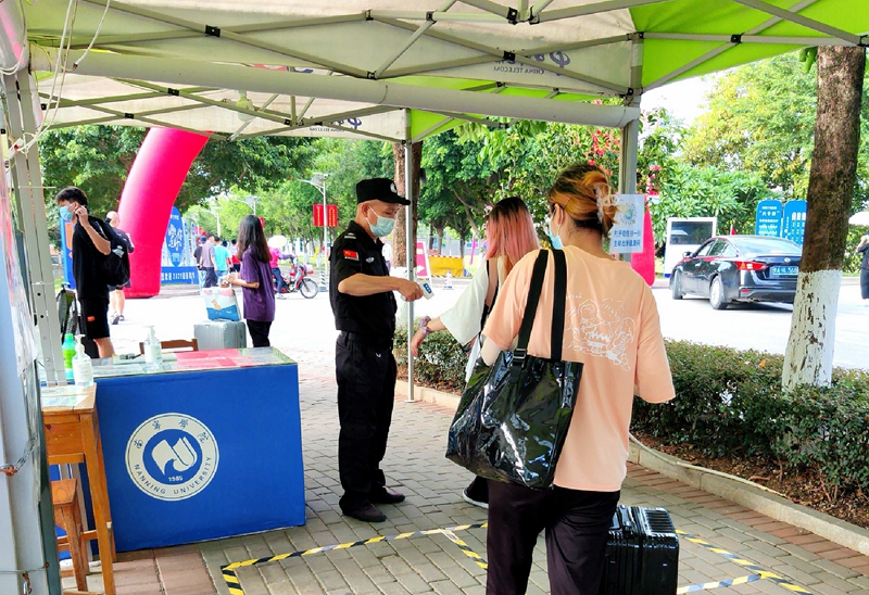 /QJ_166536654474.jpg 开学进校园防疫测温.jpg