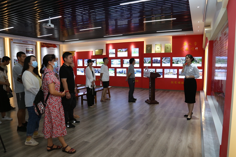 /QJ_604990895576.jpg 业主代表参观乐鱼(中国)青运村党性教育基地.JPG