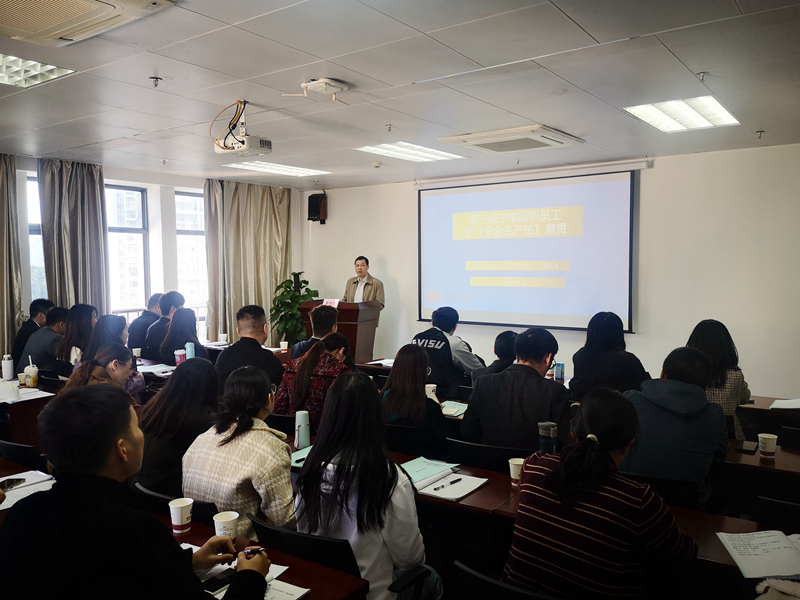 /QJ_815733799093.jpg 内训师授课现场.jpg