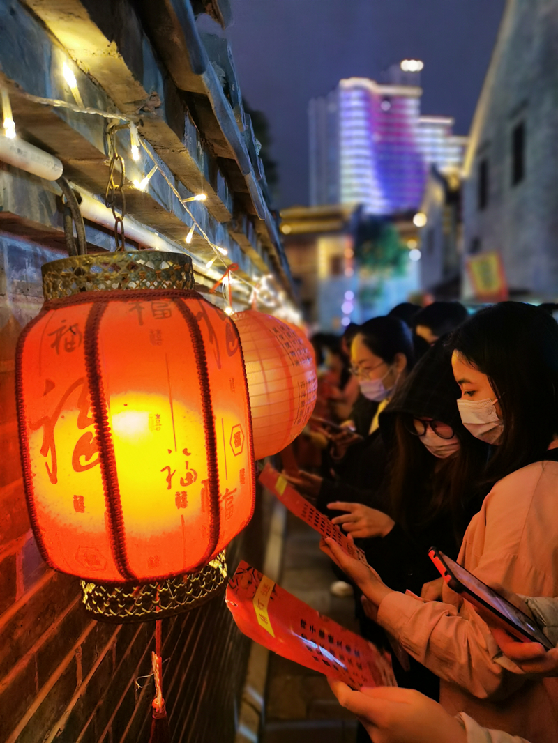 /QJ_459437451919.jpg 游客参与猜灯谜活动,在文化氛围中欢度愉悦的元宵佳节_副本.jpg