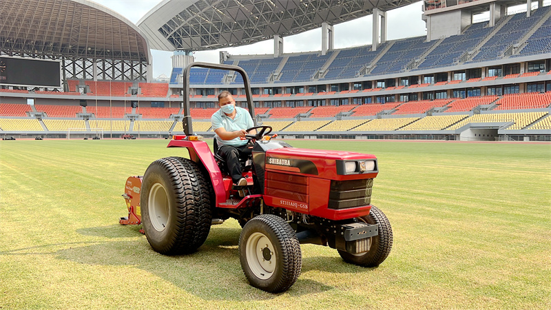 /QJ_869258638628.jpg 足球场草坪养护1.jpg