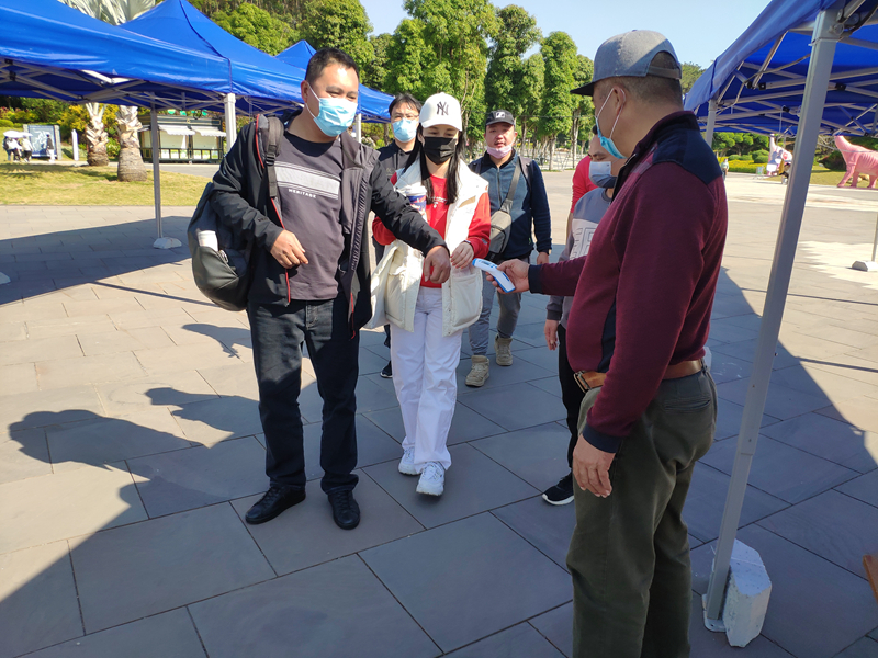 /QJ_935777012854.jpg 工作人员进行体温监测.jpg