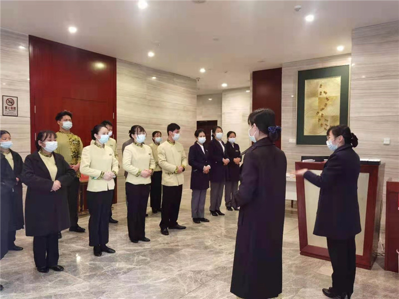 /QJ_371344632974.jpg 7.酒店-五象山庄餐饮部开工班前会.jpg