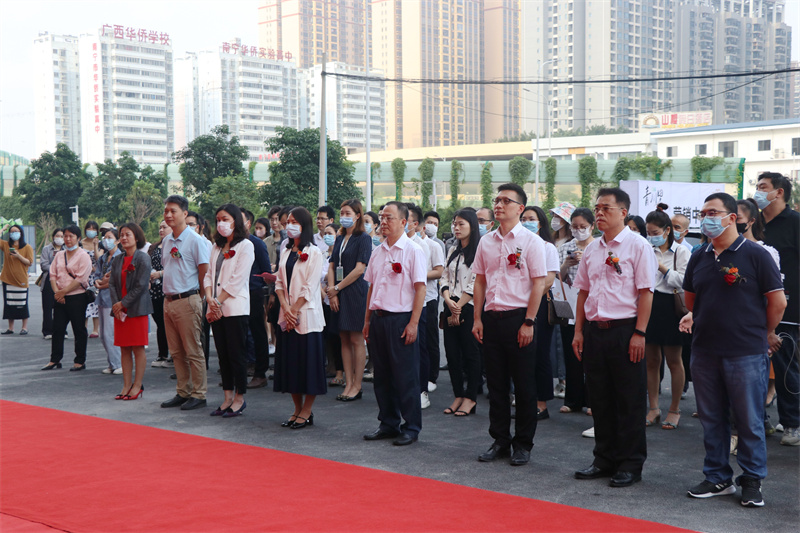 /QJ_277192309473.jpg 参加仪式的乐鱼(中国)房地产公司领导.jpg