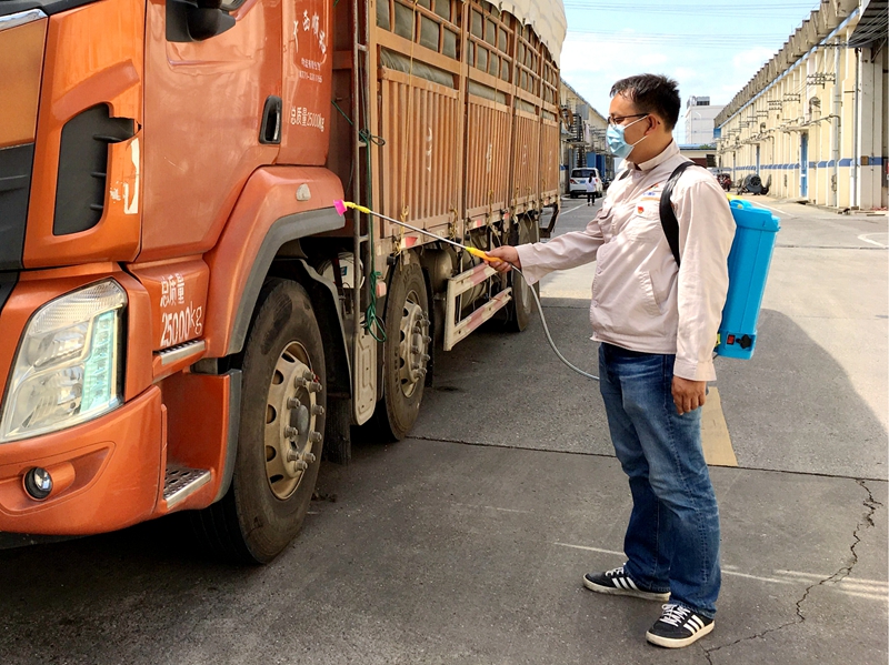 /QJ_924513062288.jpg 售粮车辆入库消毒(拍摄:黄丹妮).jpg