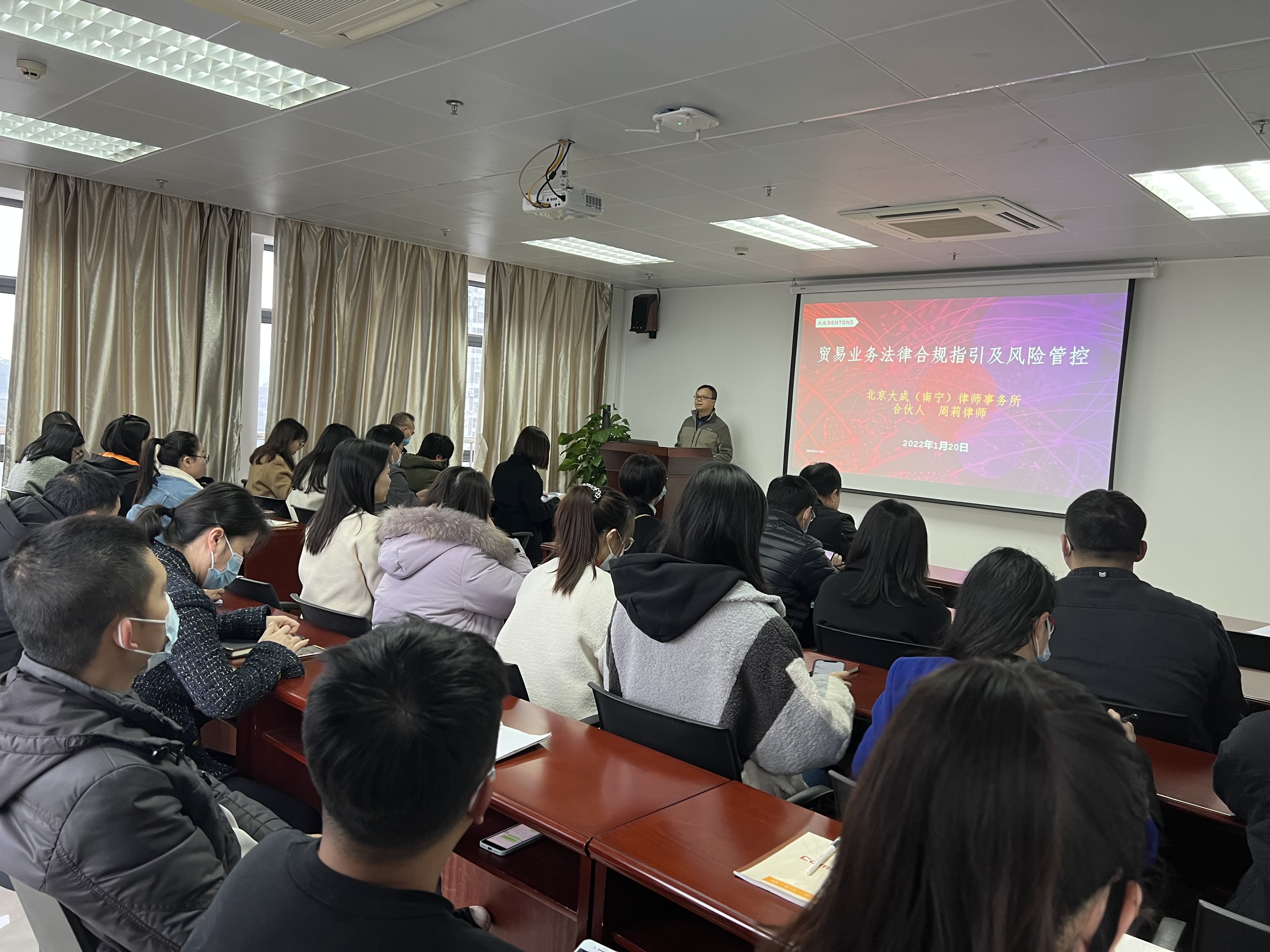 /QJ_353223436501.jpg 周莉律师主讲照片.JPG