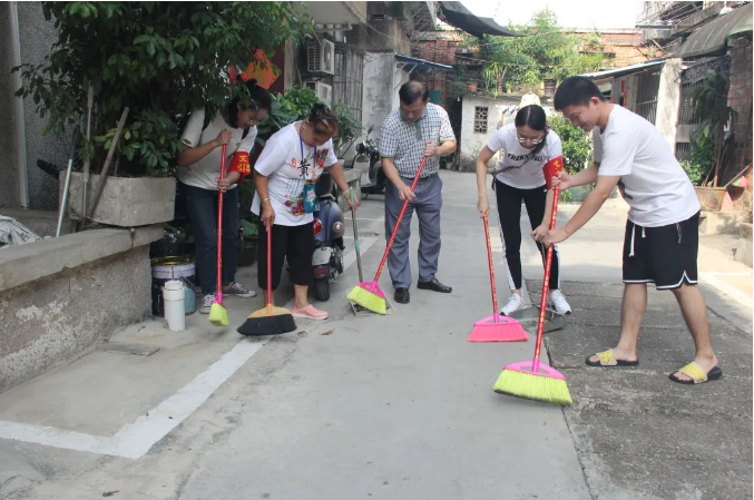 /QJ_039486486906.png 与宿舍区居民一起开展卫生大扫除.png