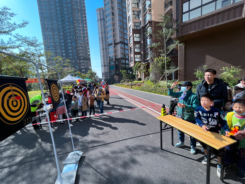 /QJ_834242212445.jpg 居民们在游园活动中积极参与游戏.JPG