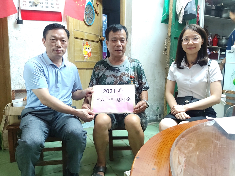 /QJ_798399186402.jpg 慰问退休伤残军人(拍摄:柒红).jpg