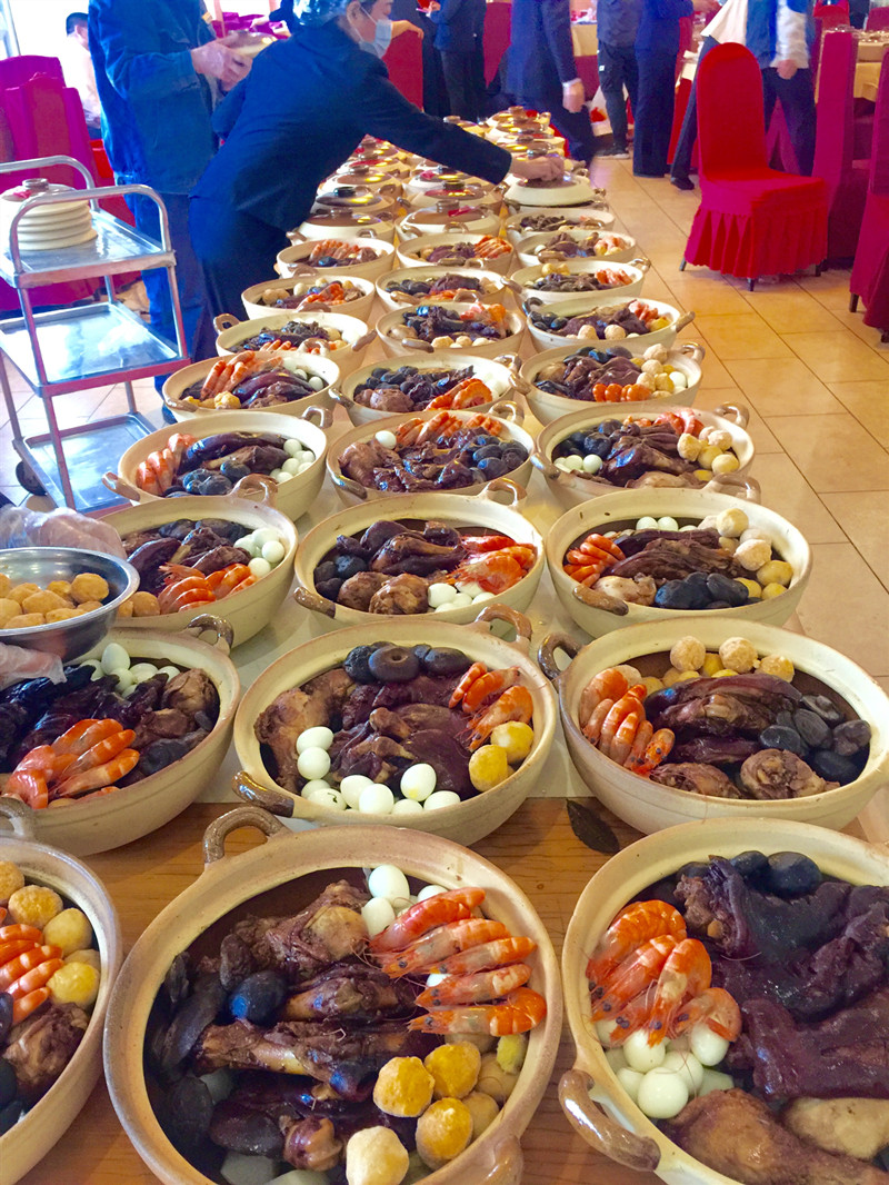 /QJ_415940630878.jpg 银河公司员工食堂制作盆菜_副本.jpg