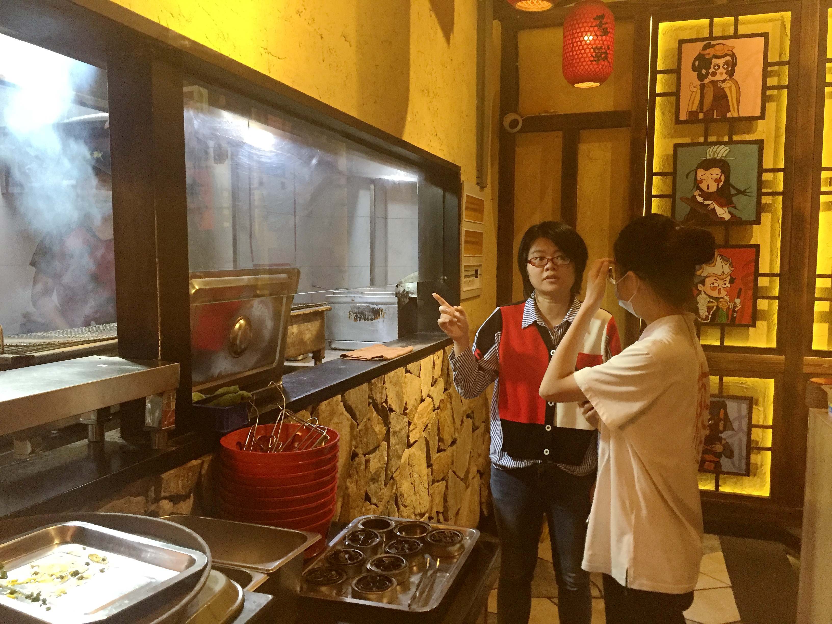 /QJ_091748306152.jpg 检查东盟商务区餐饮商家安全经营情况(贺世红摄).jpg