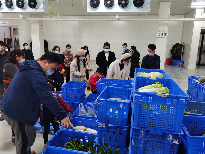 /QJ_212282332604.jpg 员工家属参观生鲜食材.jpg