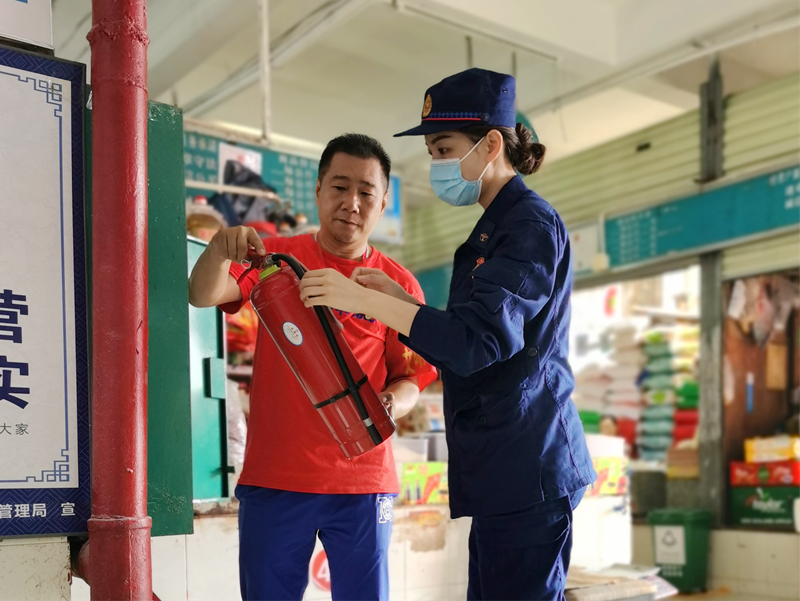 /QJ_028707164365.png 消防器材检查(拍摄:黄倩倩).png