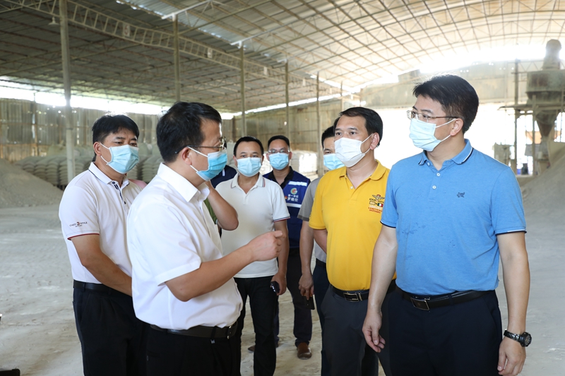 /QJ_846808483456.jpg 江南区委副书记、代区长尹平(左二)对产业发展作出指示.JPG