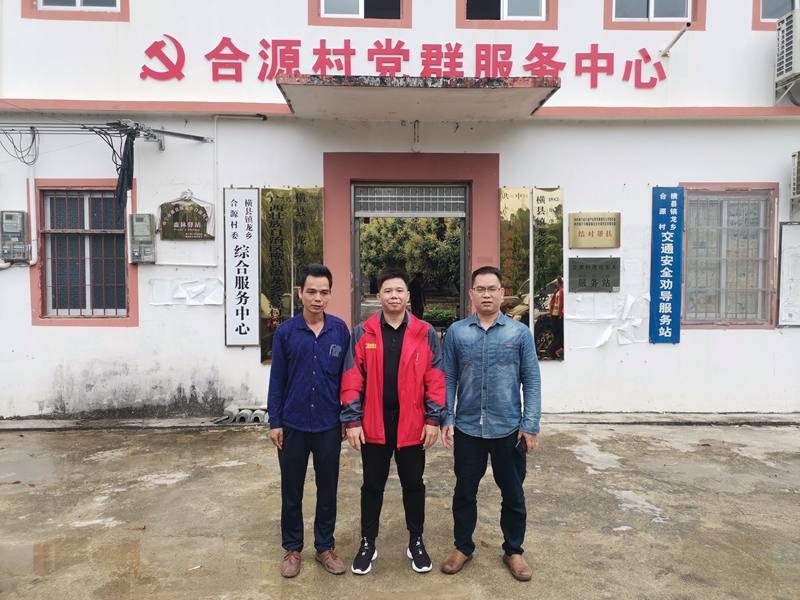 /QJ_827885400185.jpg 乐鱼(中国)文体公司第一书记欧世松(中)与村支书.jpg