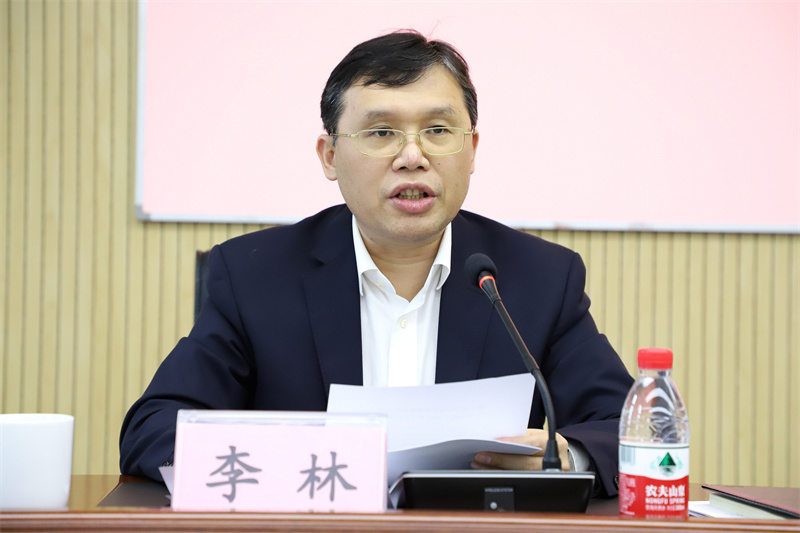 /QJ_938518341260.jpg 李林代表公司经营班子作年度工作报告(拍摄:柒红).jpg