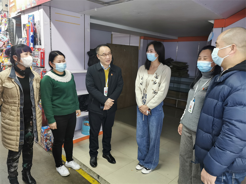 /QJ_662516319539.jpg 零距离倾听商户对商场管理服务方面的意见与建议(拍摄:丰培立).jpg