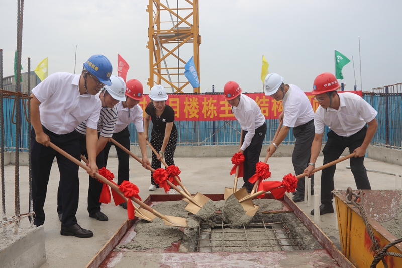 /QJ_786662905393.jpg 封顶仪式现场.jpg