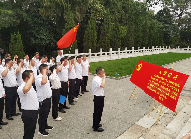 /QJ_913874052686.jpg 乐鱼(中国)市场公司商业事业部党总支党员重温入党誓词.jpg