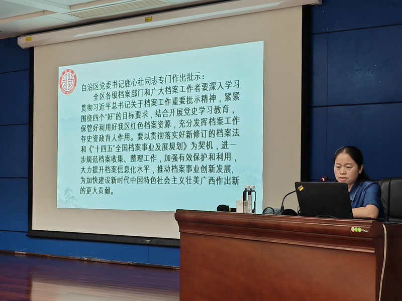 /QJ_300050768378.jpg 培训老师授课1.jpg