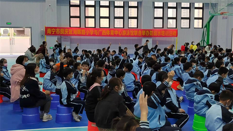 学生踊跃参与现场互动.jpg